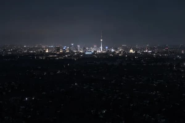 Stromausfall Berlin Nikolassee Nacht – Wohngebiet im Dunkeln, nur vereinzelte Notbeleuchtung sichtbar